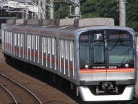飯山満駅を出発する東葉高速線の車両（市川太一さん撮影、Wikipedia Commonsより）