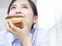 職場で小腹が空いたときによく食べる「おやつ」・3選