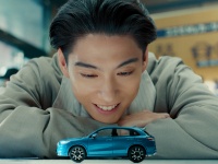 賀来賢人出演、「コスモ」新CM公開！「あぐらもかけなかった」衝撃の過去とハワイへの憧れを語る