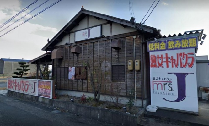 県道から見た店舗（C）Google