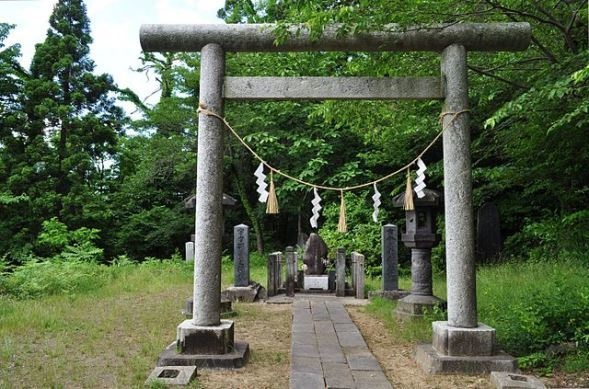 秋田市手形の旧正洞院にある平田篤胤の墓碑（江戸村のとくぞうさん撮影、Wikimedia Commonsより）