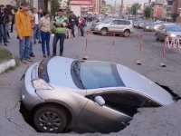 どうしてこうなった！車がいきなり道路に吸い込まれる恐ろしすぎる事案が発生