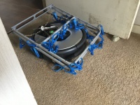 お洗濯までやってくれるの？　掃除にやってきたルンバが、まさかのアイテムを装備していた