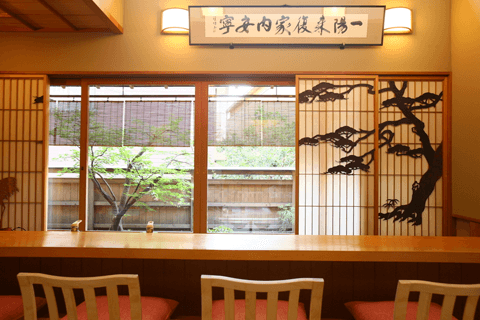 カウンターはオヒトリサマの特権！　洗練された食事と内装に息をのむ東京の料亭5選#2