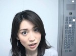 会社の後輩・大島優子が耳元でささやく「じっとしててください」スーツの匂いで怒られる！
