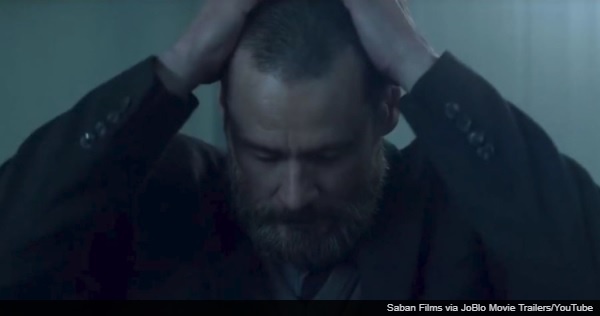 ジム・キャリーがユーモアと正反対の境地に挑む！スリラー映画『Dark Crimes』予告編が公開