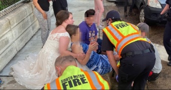 自分の結婚式直後に事故現場に遭遇した看護師、ウエディングドレスのまま負傷者を救助（アメリカ）
