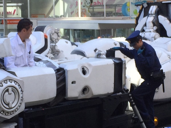 午前11時25分頃、警察が到着。現場検証が始まった