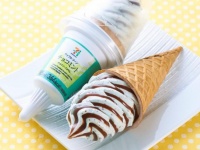 「セブンプレミアム ワッフルコーンチョコミント」（画像はセブン-イレブン・ジャパンの公式ツイッターより）