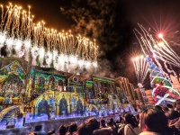 【USJ】今年で見納め！　6年連続ギネス世界記録更新の巨大クリスマスツリーが初点灯！