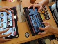 スマホを横にしてゲームする時のやつ（画像はかまぼこ（＠kamaboko_PUBGm）さんから）