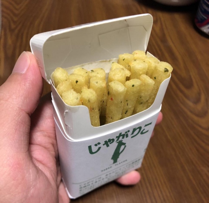 箱を開けると、サラダ味のじゃがりこがぎっしり