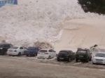 徐々に迫りくる恐怖…　雪崩がゆっくりと駐車場の車を飲み込んでいく。