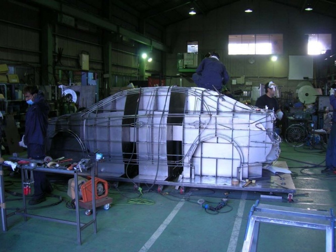 実際の制作風景。納期は車種などによるが約1か月、200万～300万円で1台分が作れる（画像は山口製作所提供）