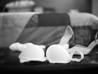 な、なんでブラ付けてねぇんだよっ!?（ドキドキ）おうちデートで彼女がノーブラだったら気になる？