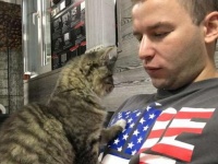 「オマエ・オレ・家族」猫にロックオンされた男性、犬にもロックオンされ両方を家族に迎え入れる（ロシア）