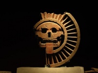 太陽の光に囲まれた頭蓋骨がモチーフ。メキシコ・テオティワカンのピラミッドから発見された「死のディスク」