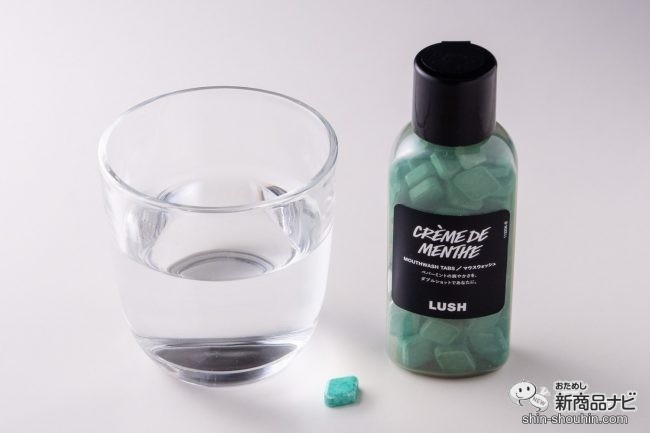 水を入れたグラスとパッケージ