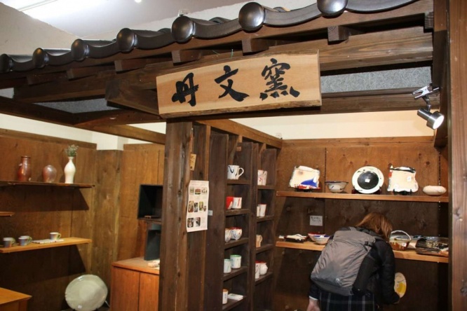 横丁をイメージした売り場がいくつも並ぶ