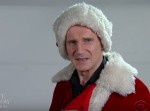 あのニーアム・リーソンさんが渾身の演技でサンタ役に挑戦！　ただ力が入りすぎた結果…