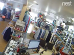 【唖然】服屋の天井から突然、まさかの“〇〇”が落ちてきた！
