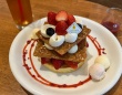 食べられるのは4月30日まで！人気カフェ「カフェ アクイーユ」の苺たっぷり春限定パンケーキ