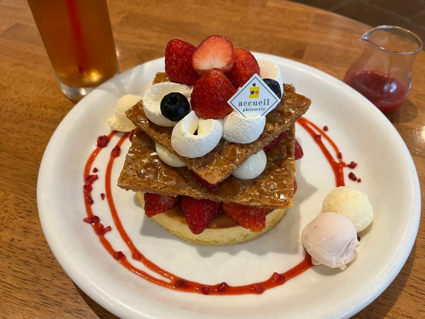 食べられるのは4月30日まで！人気カフェ「カフェ アクイーユ」の苺たっぷり春限定パンケーキ