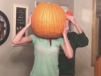 【ハロウィンの悲劇】かぼちゃをかぶって「抜けない地獄」を味わったお姉ちゃんが話題に