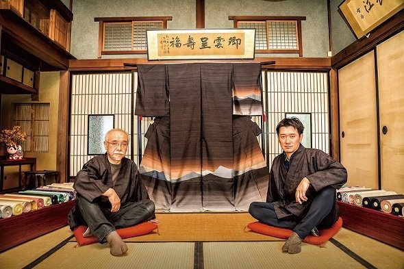 米沢織 新田(米沢市)の絹織物 (ヨシダナギ撮影、山形県ポータルサイト「いいもの山形」より)