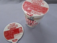 左が「カップめんウエイト」、右はカップヌードル（画像提供：篠英陶磁器）