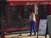 それ正しいの！？　高級住宅街の歩道を掃除機で掃除する女性が出現！