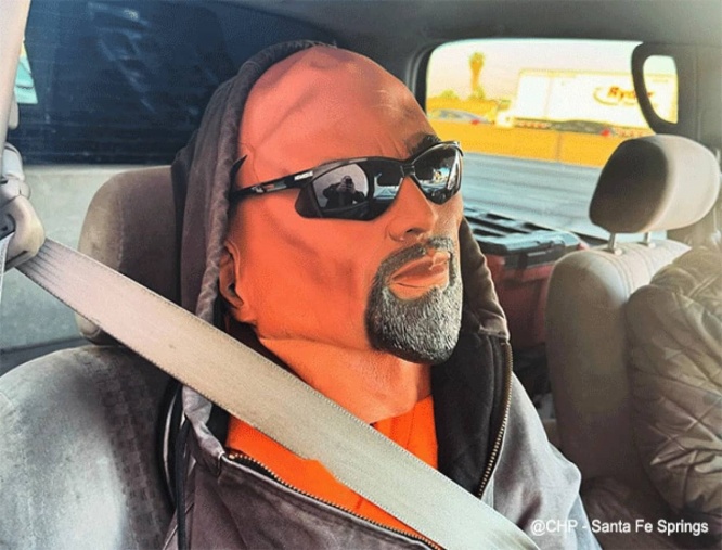 めっちゃリアルだけども...助手席にヒゲメン人形を座らせ優先車線を走っていた車だが普通にバレる