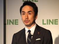 7月15日のLINE社上場会見に登壇する出澤社長