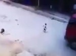 道路に飛び出した子供の横から、トラックが…