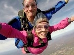 ９４歳の誕生日にスカイダイビングにチャレンジしたお婆ちゃんが凄い