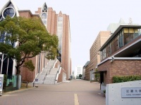 近畿大学東正門（Wikimedia Commons