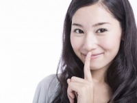 サッパリ私を諦めて！　女子が興味ない男性からの好意を感じたときにとる言動4パターン！