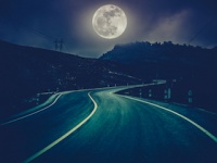 満月の晩はバイクの運転は要注意！（depositphotos.com）