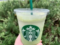スタバの定番メニューになった「抹茶ティーラテ（アイス）」ってどんな味？　おすすめカスタマイズも紹介