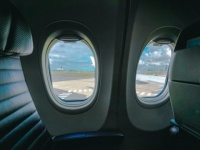 「私は飛行機大好きオバサン。フライトの時に窓から手を振ったら、外にいる整備士さんたちが強めに...」（大阪府・50代女性）