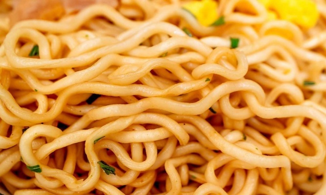 中細で縮れのついた油揚げ麺