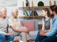 結婚挨拶で失敗しない話題って⁉　親世代が聞きたい話、第1位はコレ！