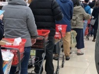 「会計が終わるころに、買い忘れを持ってきた子供。レジ列に並ぶよう言うと、すぐ後ろの女性客が」（神奈川県・40代女性）