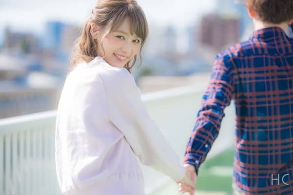 手をつなぐ男女