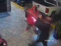 相手が悪かった。マスクを被って銃で武装した男、元プロレスラーの警備員にノックアウトされる