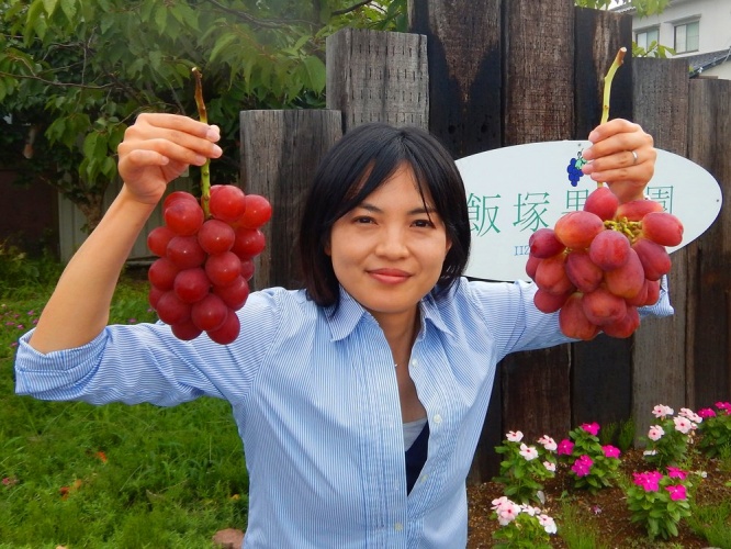 向かって左が大粒で話題のルビーロマン、右の更に大きいのがティアーズレッド