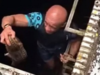 「今行く！しっかりつかまっとけよ！」水に落ちそうなセンザンコウを救助した男性