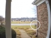 ピンポンダッシュをしてるのは誰？犯人を捜すために監視カメラを設置。驚くべき犯行の様子が映し出されていた！