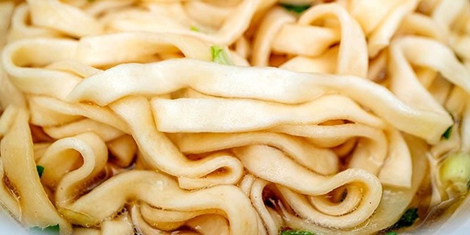 太め幅広の油揚げ麺のうどん