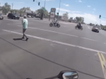 通りがかったバイク乗り達が道路で立ち往生するおばあさんにとった行動に心温まる